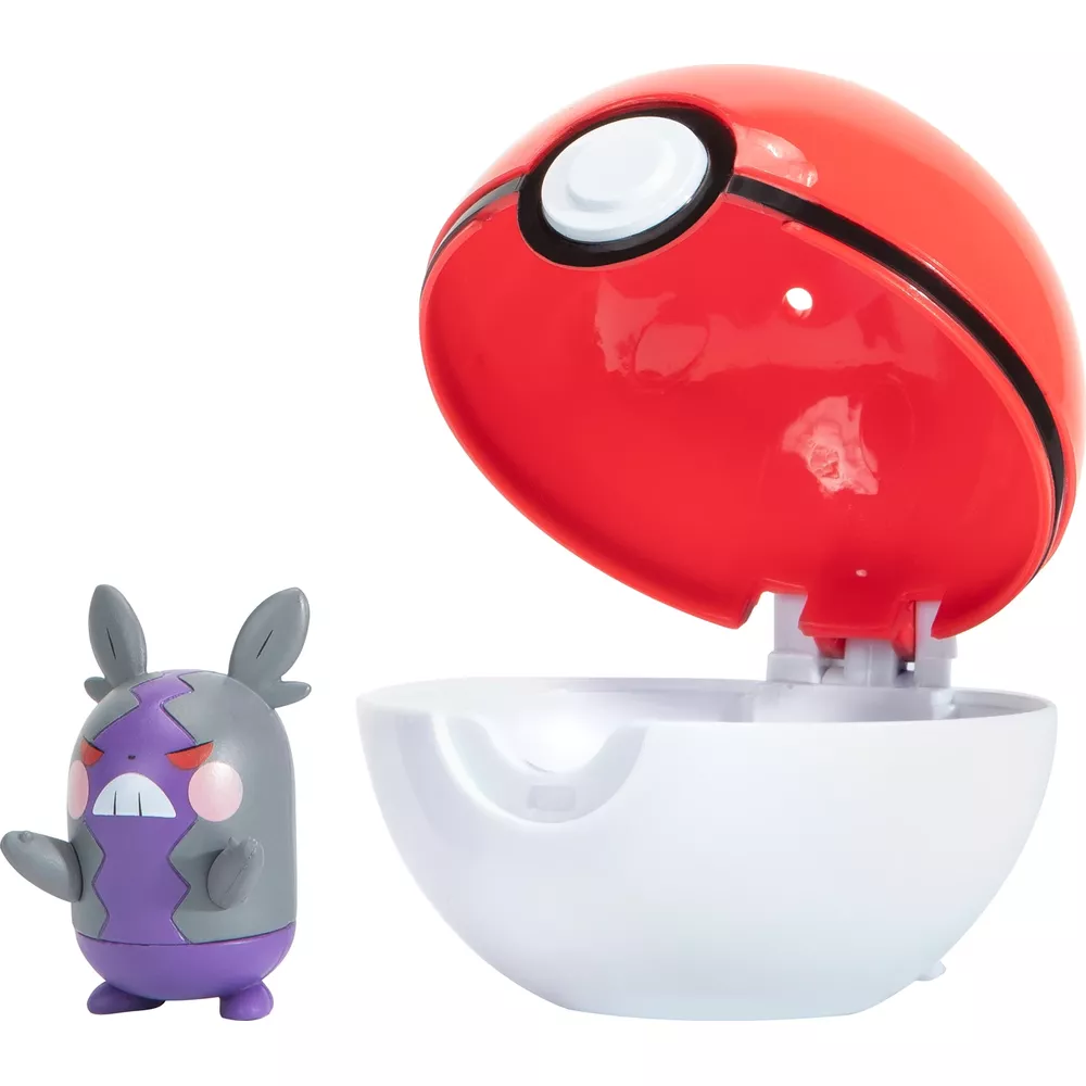 Una figura de Pokémon gris y morada se encuentra junto a una Poké Ball roja y blanca abierta.
