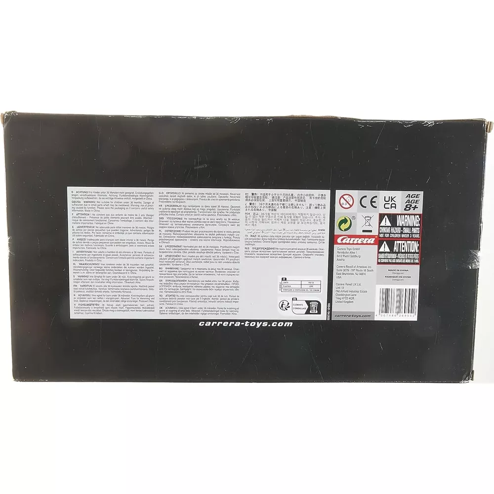 Rückseite einer Carrera-Spielzeugverpackung mit Warnhinweisen und Barcodes auf schwarzem Hintergrund.