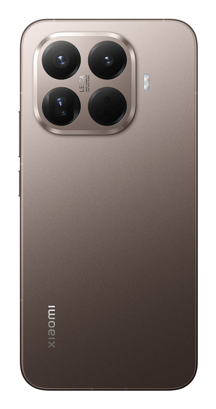 Retro di uno smartphone Xiaomi color bronzo con un modulo fotocamera Leica quadrato e quattro obiettivi.
