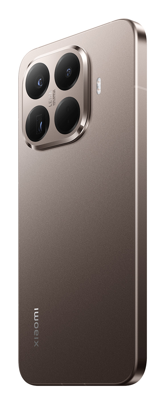 Vista posteriore di uno smartphone Xiaomi grigio-marrone con quattro fotocamere Leica in un modulo quadrato.