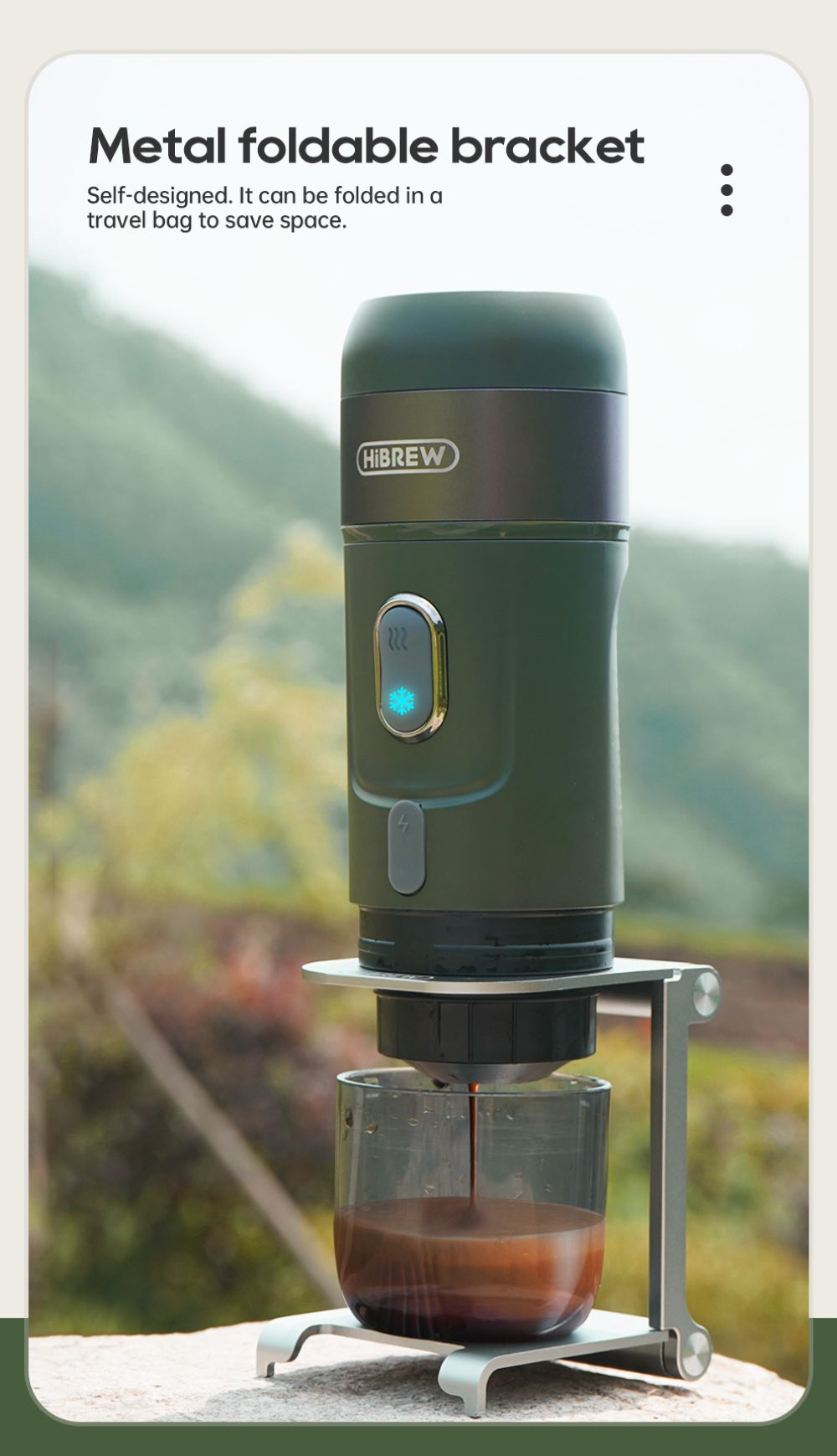 Cafetera portátil verde con soporte plegable vierte café en una taza al aire libre.