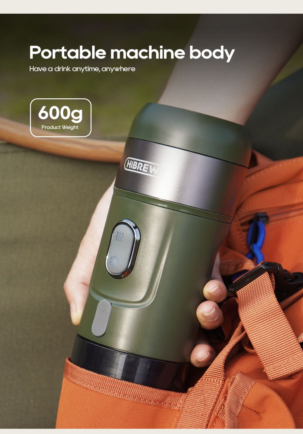 Una persona sostiene una cafetera HiBrew portátil de color verde oliva junto a una mochila naranja.