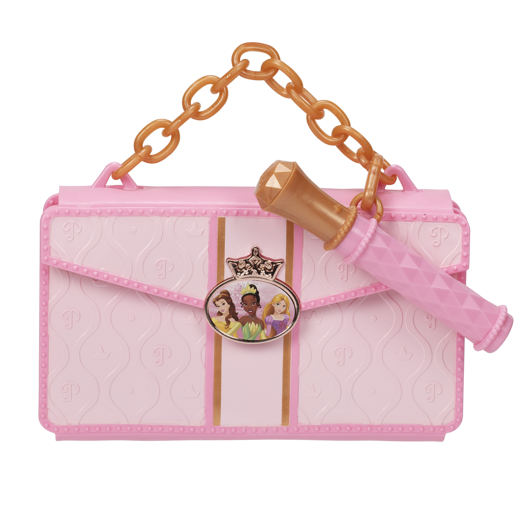 Un bolso de juguete rosa con cadena dorada, emblema de princesa y lápiz labial de juguete sobre fondo blanco.