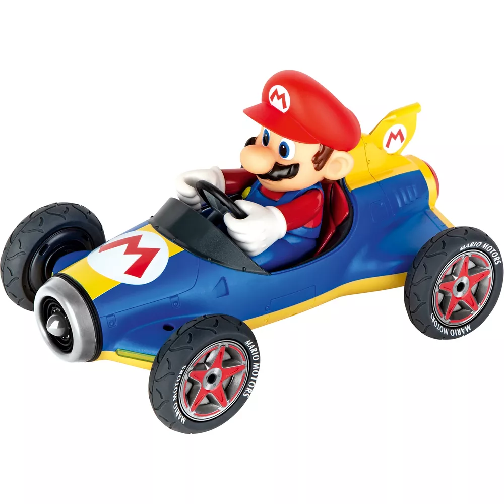 Super Mario se sienta en un kart azul y amarillo con un logotipo M y neumáticos grandes.