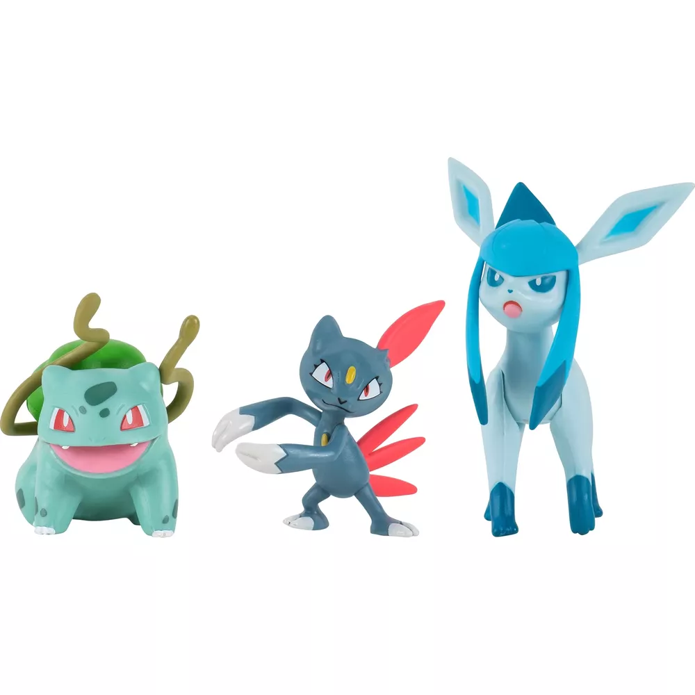 Tres figuras de Pokémon: Bulbasaur, Sneasel y Glaceon de pie uno al lado del otro.