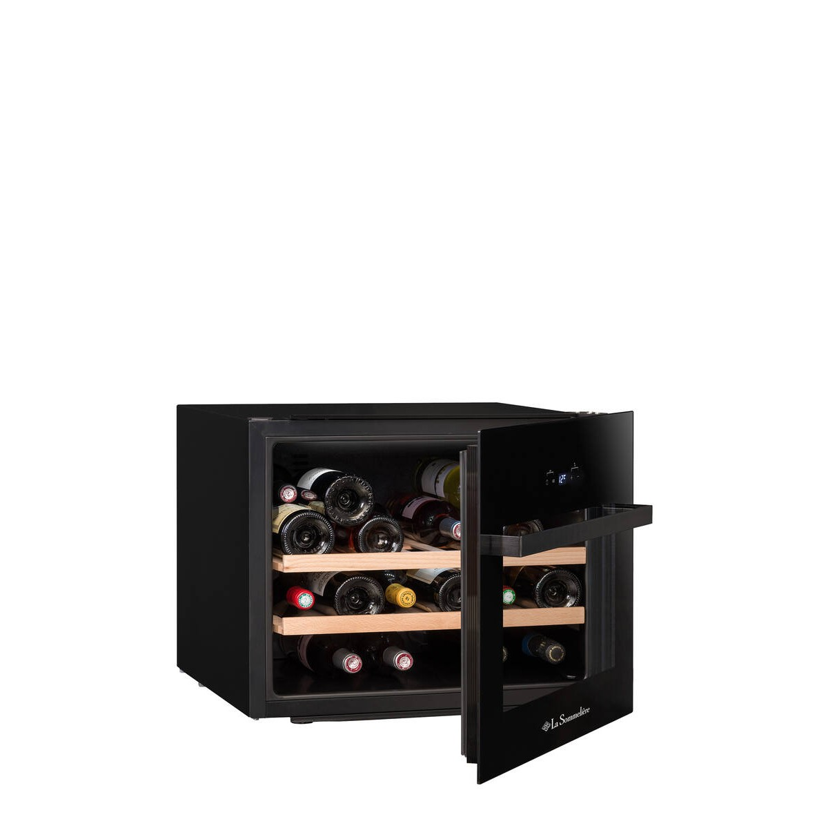 Un enfriador de vino negro con puerta abierta, lleno de botellas de vino en estantes de madera sobre fondo blanco.