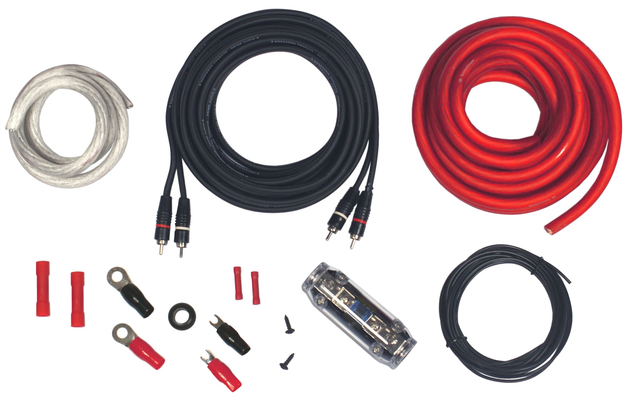 Ein Car-Audio-Verstärker-Installationsset mit Kabeln, Sicherungshalter, Steckverbindern und Schrauben auf weißem Grund.
