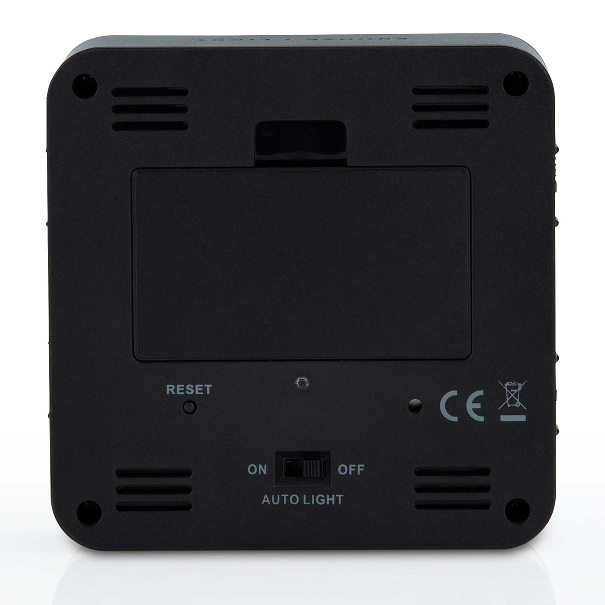 La parte trasera de un dispositivo electrónico negro con compartimento para pilas y botón de reinicio.