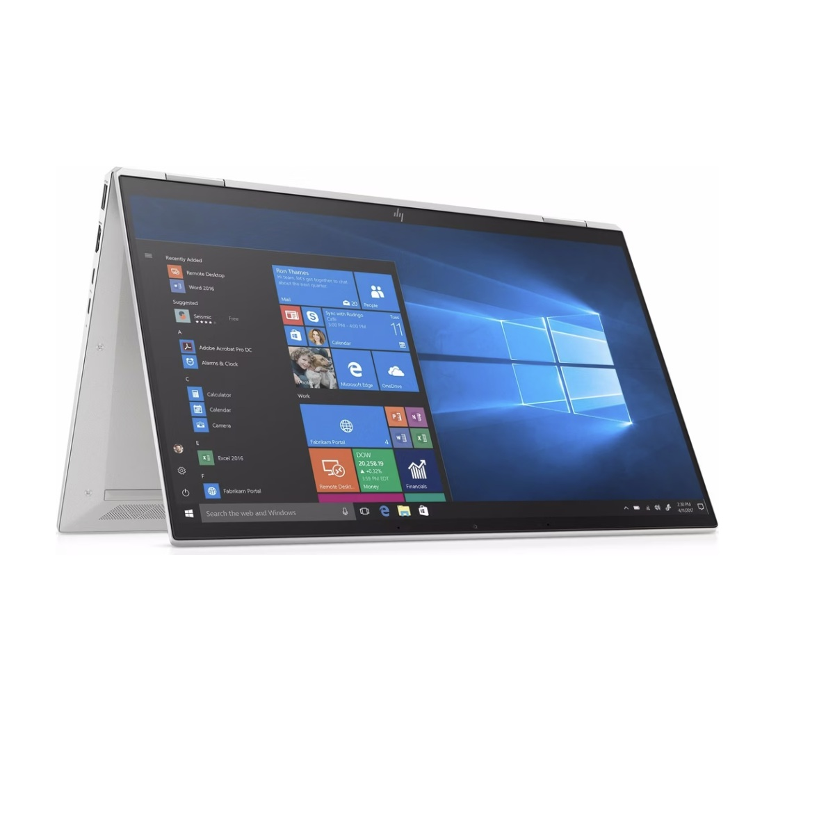 Un ordinateur portable argenté en mode tente affiche l'écran de démarrage de Windows 10.