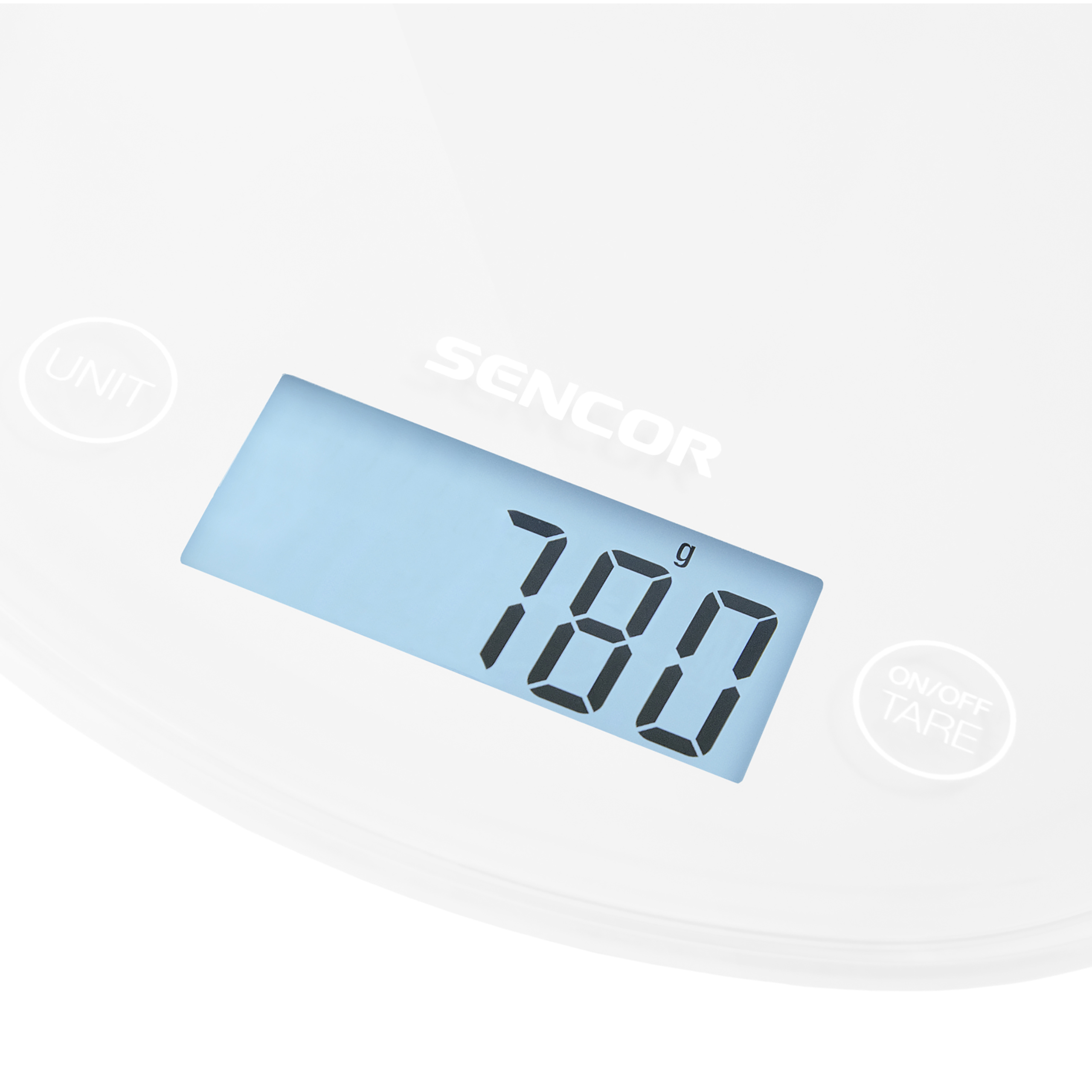 Eine weiße Sencor Küchenwaage zeigt ein blaues Display mit der Aufschrift 780 g.