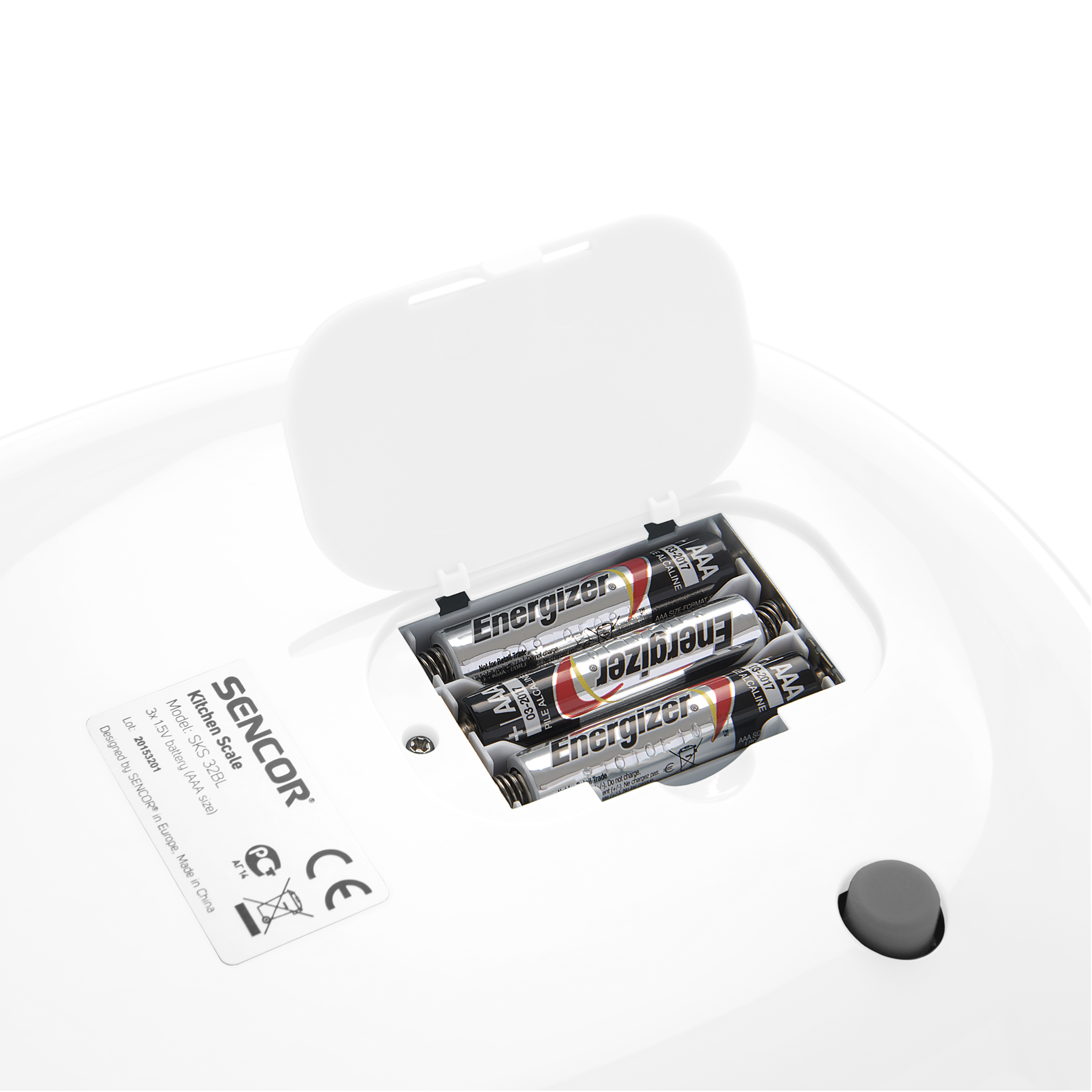 Geöffnete Batteriefachklappe einer weißen Küchenwaage mit drei eingelegten Energizer-AAA-Batterien.