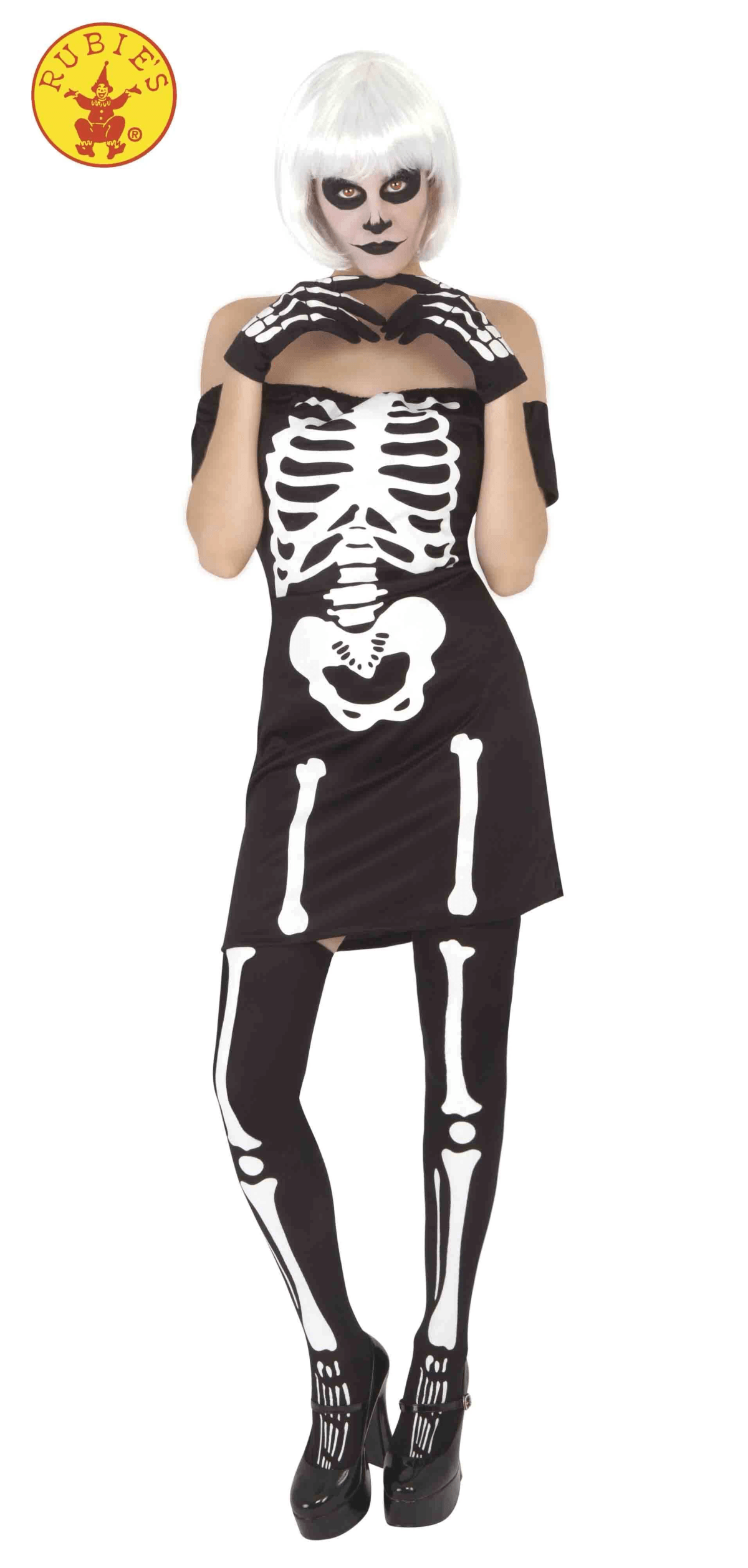 Una mujer viste un vestido negro de esqueleto, guantes y medias a juego, una peluca blanca estilo bob y maquillaje de calavera.