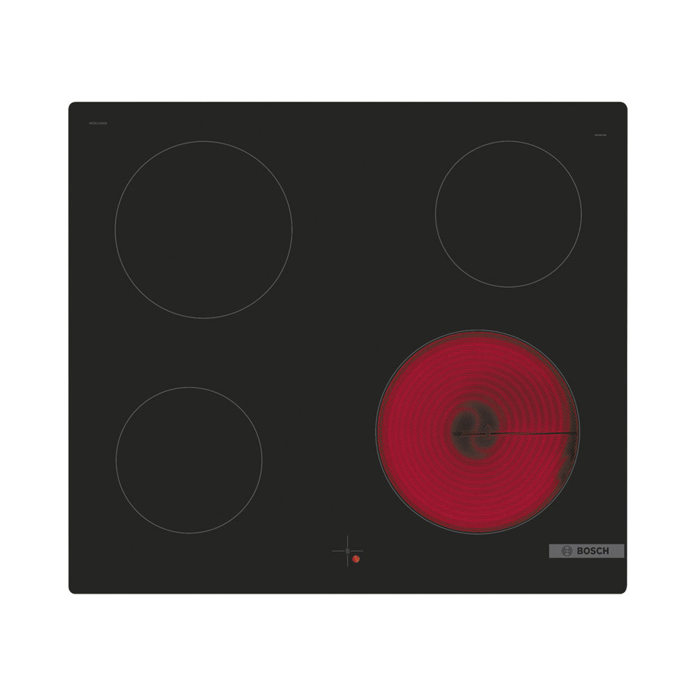 Ein schwarzes Bosch-Induktionskochfeld mit vier Kochzonen, wovon die untere rechte rot leuchtet und aktiv ist.