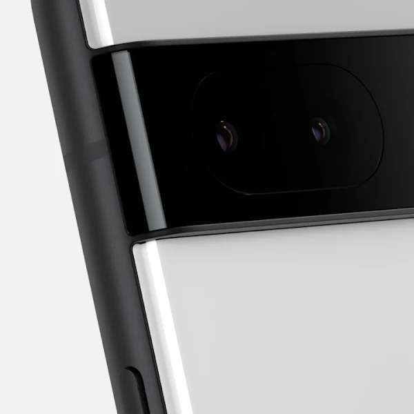 Nahaufnahme der schwarzen horizontalen Kameraleiste auf der Rückseite eines weißen Smartphones.