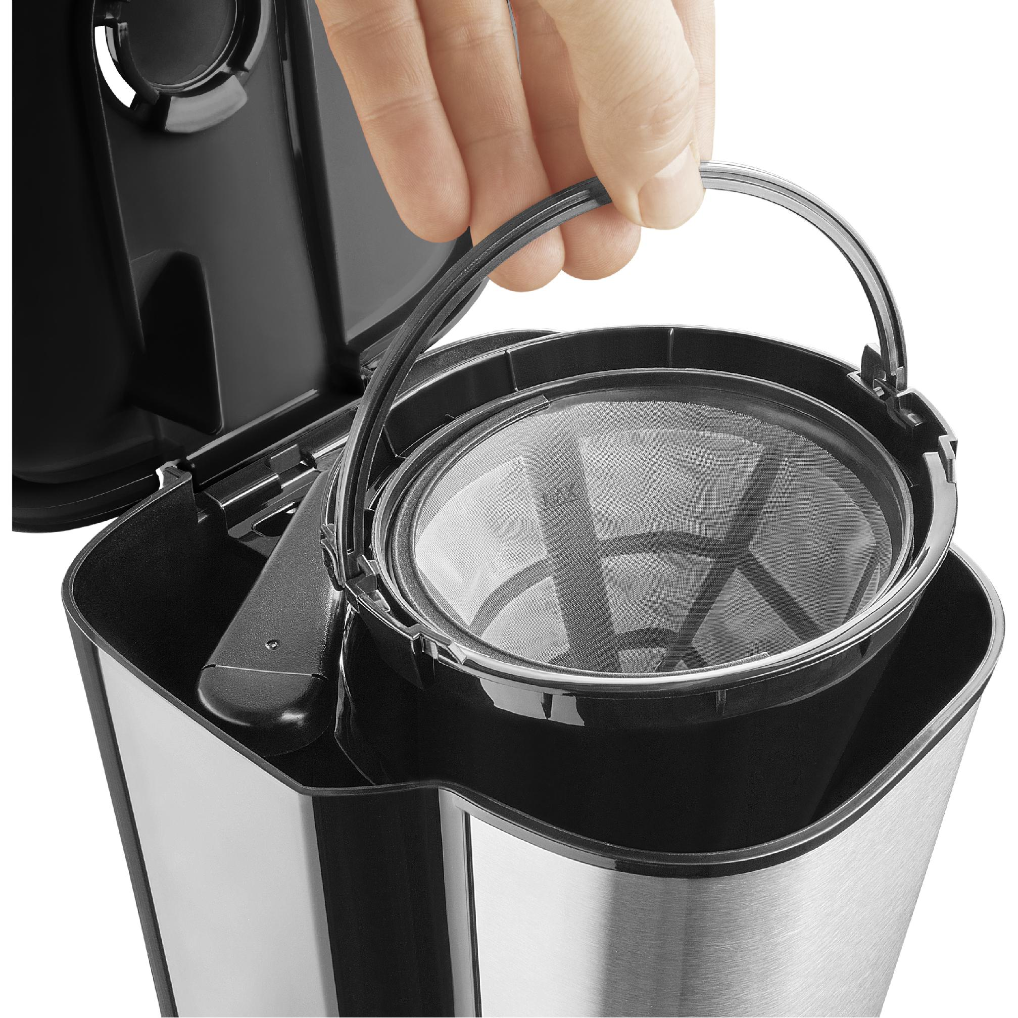 Una mano levanta el cesto del filtro de café de una cafetera moderna.