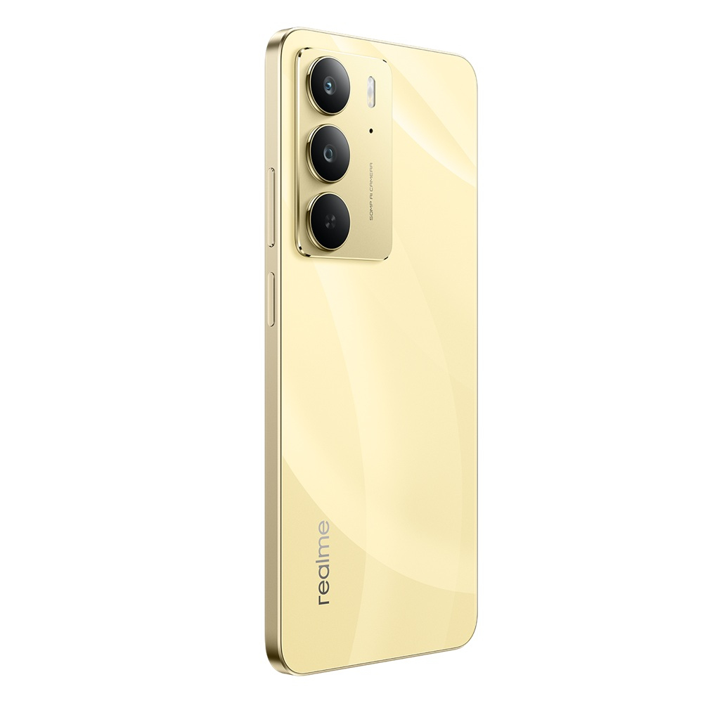 Üçlü kamera modülü ve marka logosu olan altın rengi bir Realme akıllı telefonun arkası.