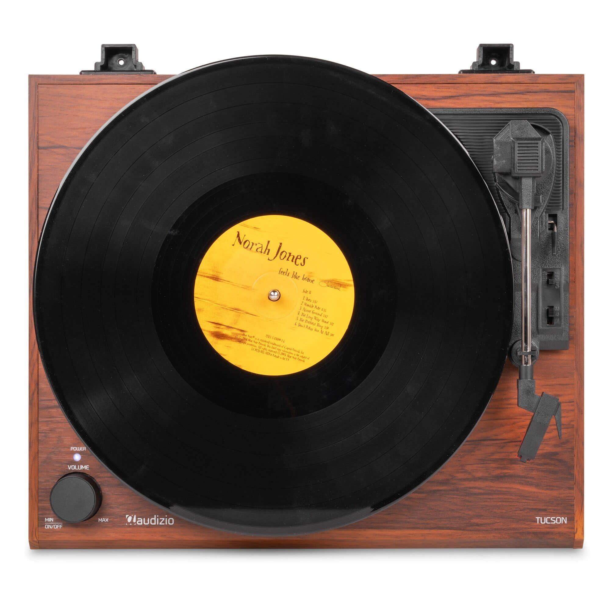 Ein Holz-Plattenspieler mit schwarzem Vinyl und gelbem Label von Norah Jones.