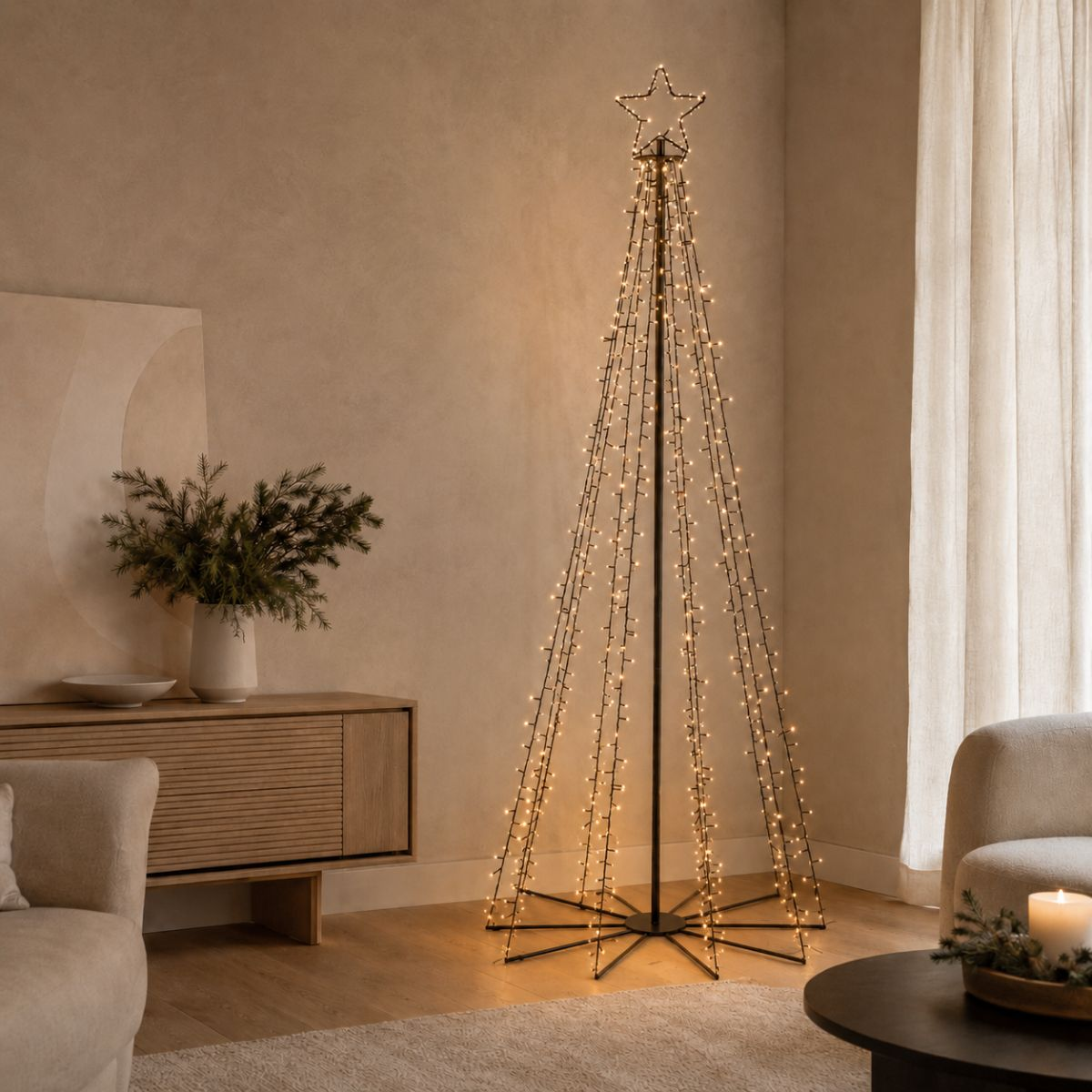 Beleuchteter kegelförmiger Weihnachtsbaum aus Lichterketten mit einem Stern an der Spitze steht in einem modernen Wohnzimmer.