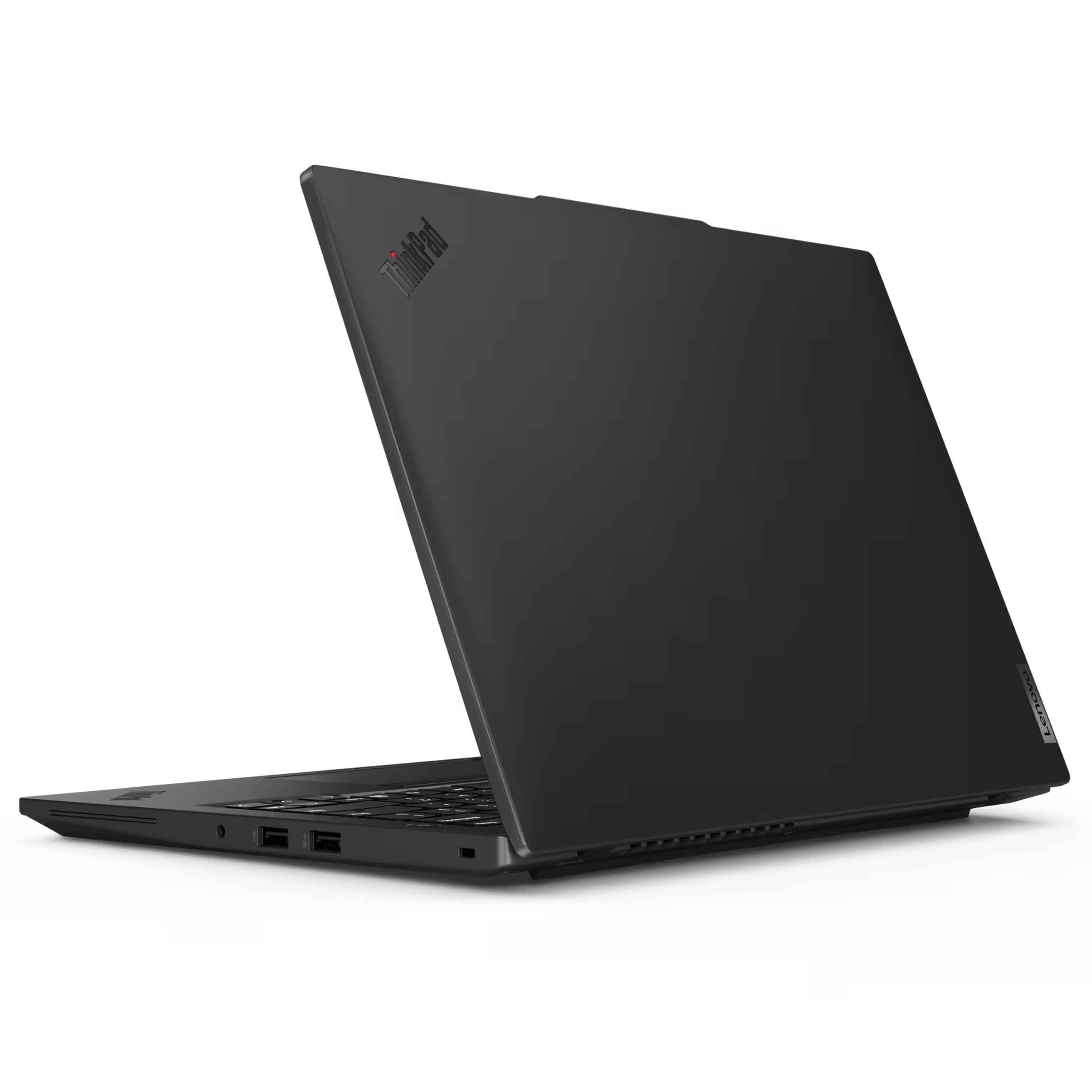 Ein geschlossener schwarzer Lenovo ThinkPad Laptop steht auf einer weißen Oberfläche.