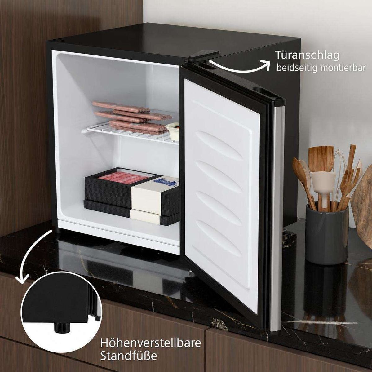Kleiner schwarzer Mini-Kühlschrank mit offener Tür und Textoverlay zu flexiblen Standfüßen und Türanschlag.