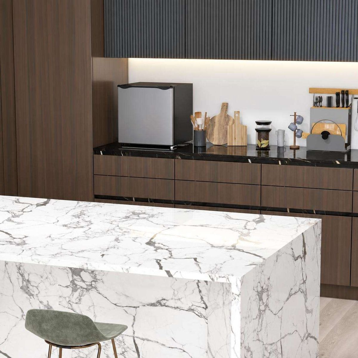 Moderne Küche mit dunklen Holzschränken, einer kleinen Minibar und einer weißen Marmorinsel im Vordergrund.