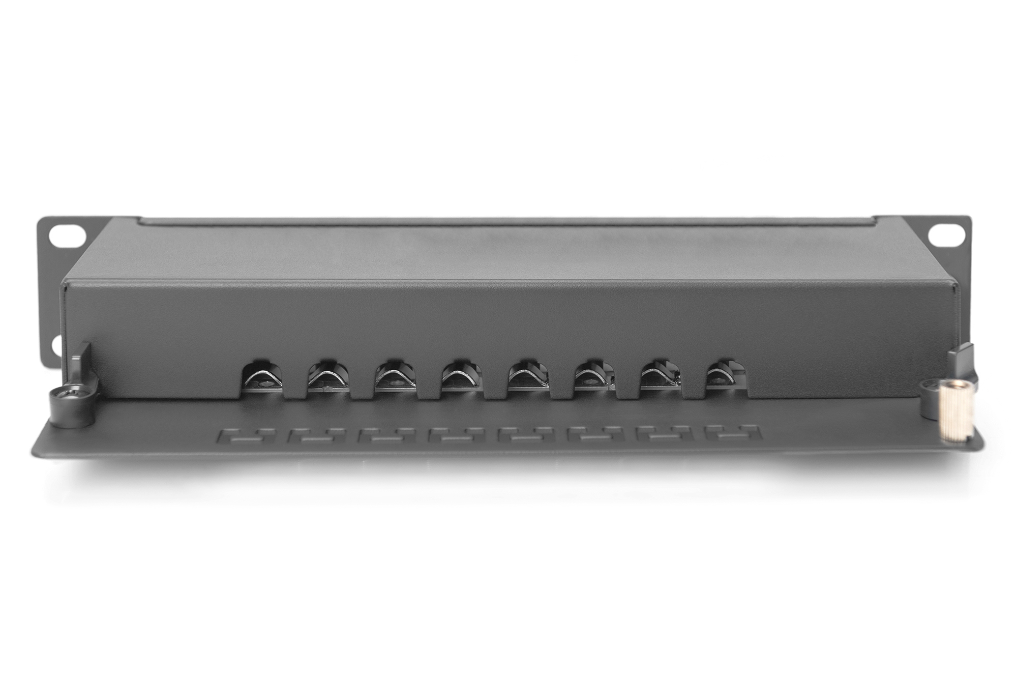 Ein schwarzes Netzwerk-Patchpanel vor weißem Hintergrund mit acht Ports.