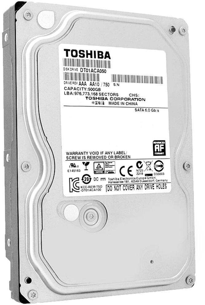 Ein Schwarz-Weiß-Bild einer internen Toshiba 500GB Festplatte mit Etikett und Schrauben.