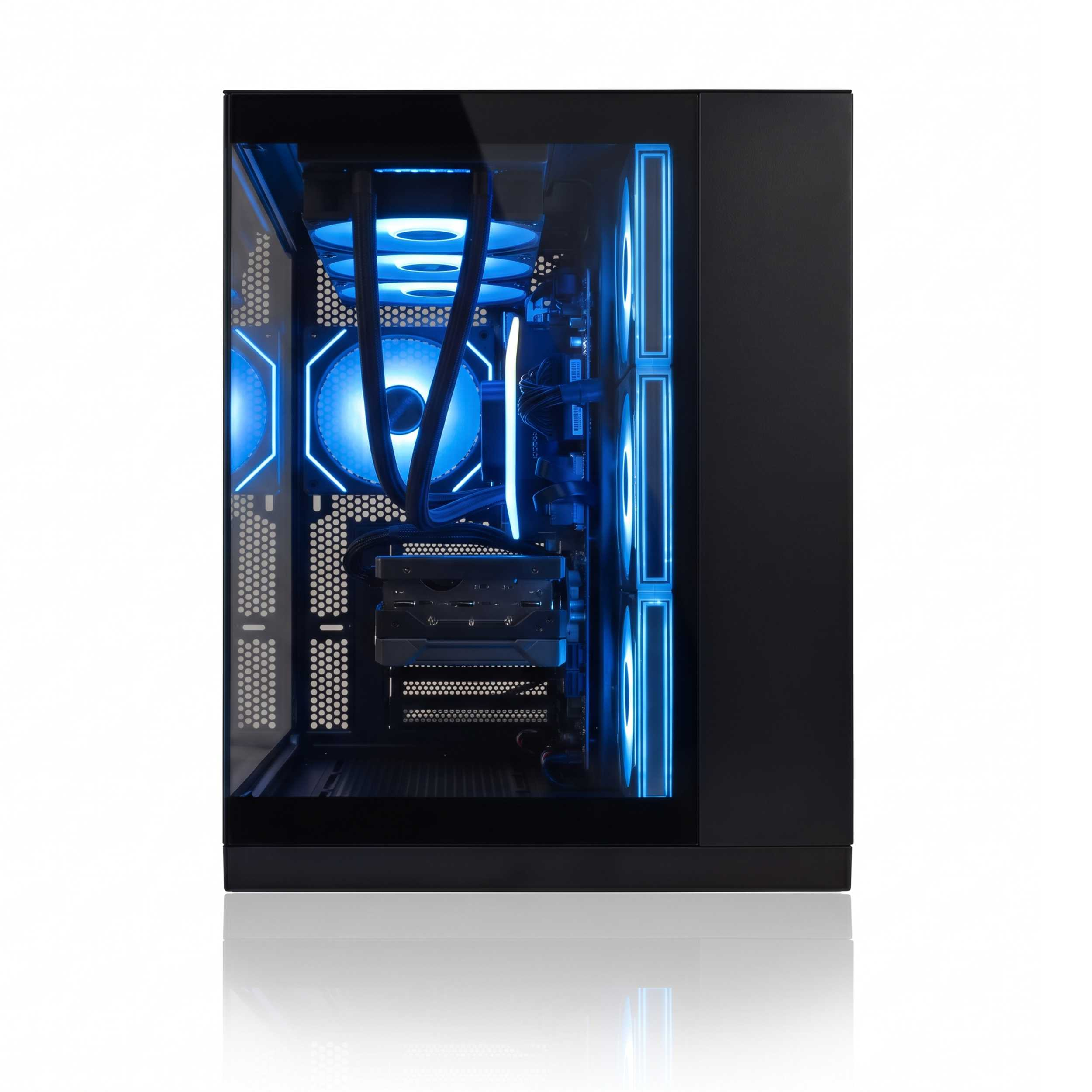 Ein schwarzer PC-Tower mit Glasseite zeigt innen beleuchtete blaue Lüfter und Komponenten auf weißem Hintergrund.