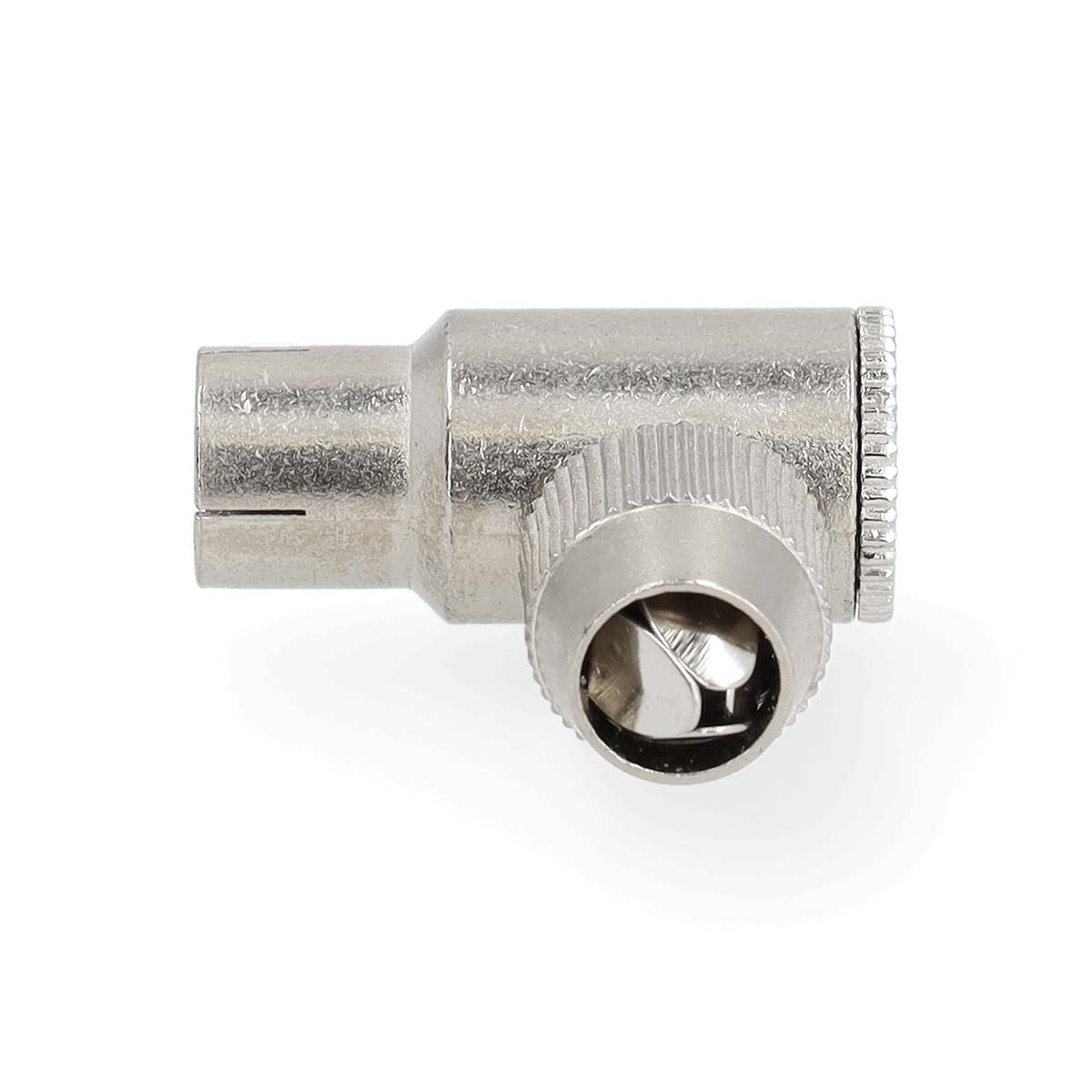 Ein silberner, rechtwinkliger Koaxialadapter mit gerändelten Ringen auf weißem Hintergrund.