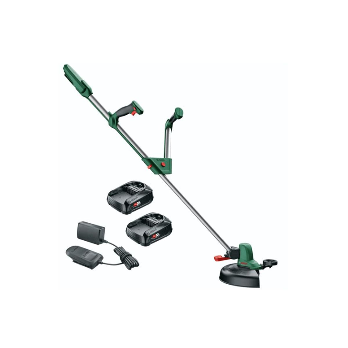 Grüner und silberner Akku-Rasentrimmer mit zwei Batterien und einem Ladegerät auf weiẞem Hintergrund.
