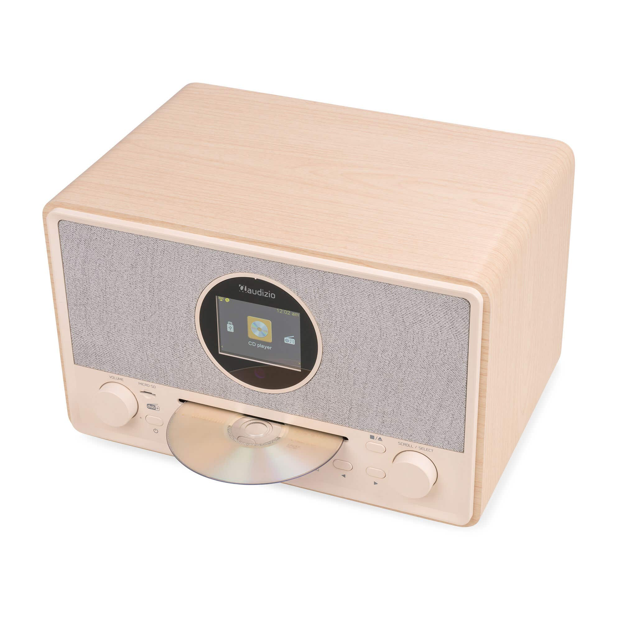 Ein Holzfarbenes Audizio-Radio mit einem CD-Player, der eine CD auswirft, und einem Display auf der Vorderseite.