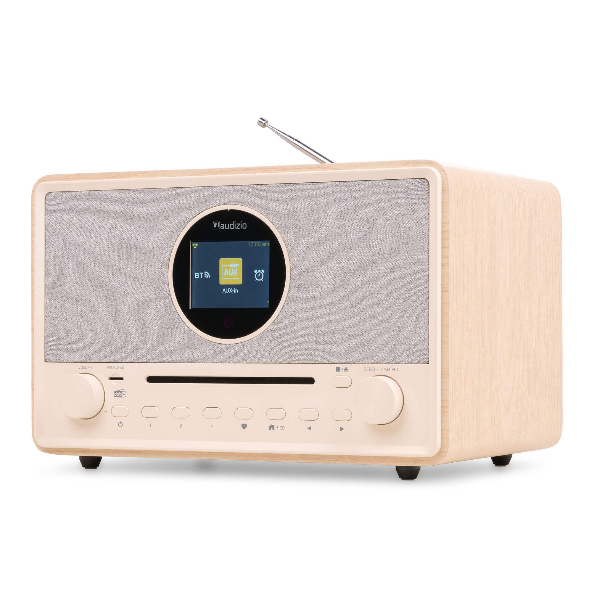 Holzfarbenes Audizio-Radio mit runden Tasten, CD-Schlitz und beleuchtetem Runddisplay auf grauem Stoff.