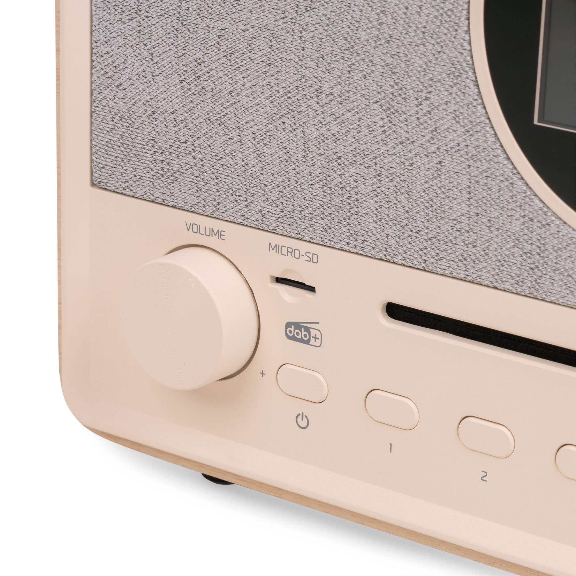 Nahaufnahme eines beigen Radios mit Lautstärkeregler, Micro-SD-Slot und Bedientasten.