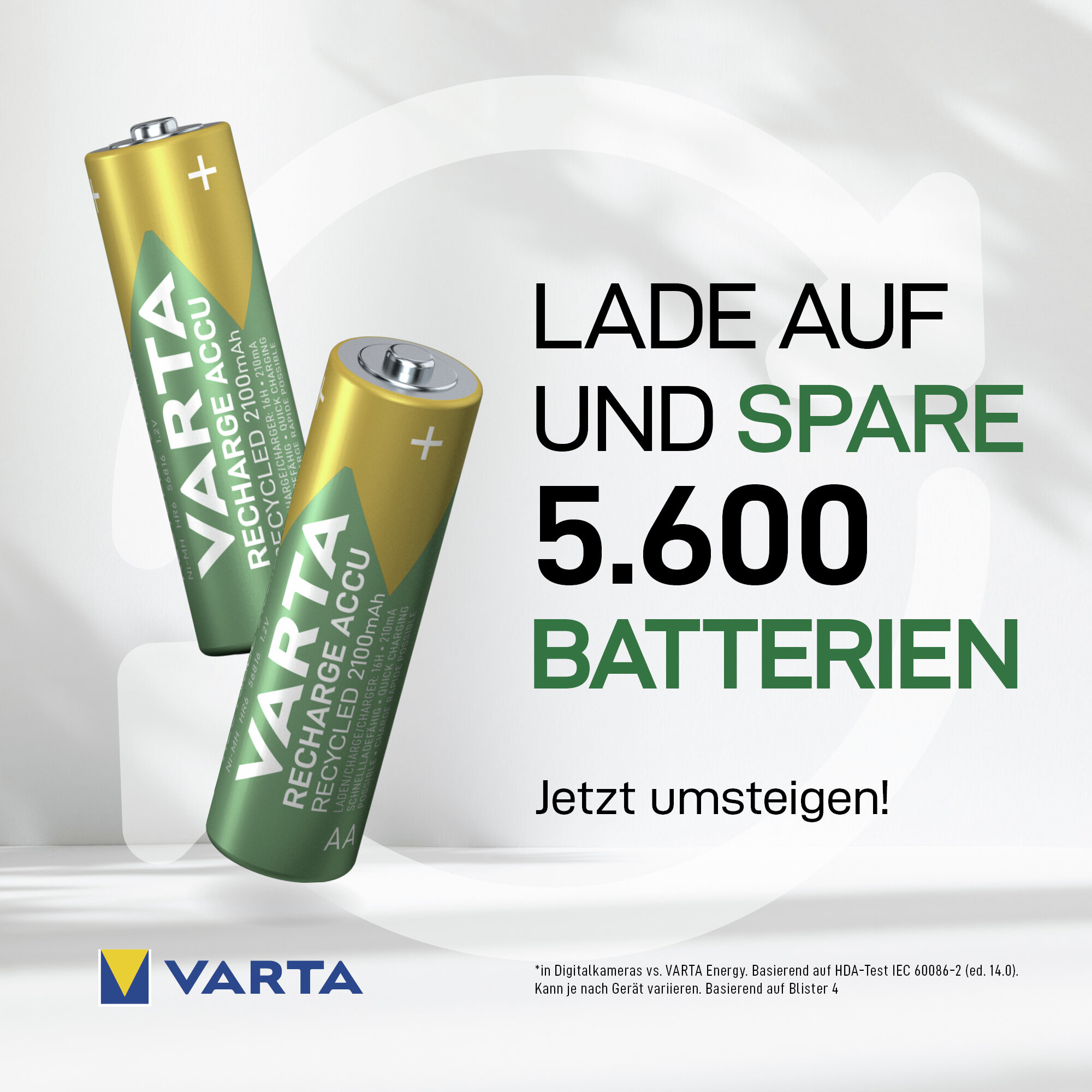 Zwei wiederaufladbare VARTA AA-Akkus schweben vertikal vor hellem Hintergrund mit deutschem Werbetext.