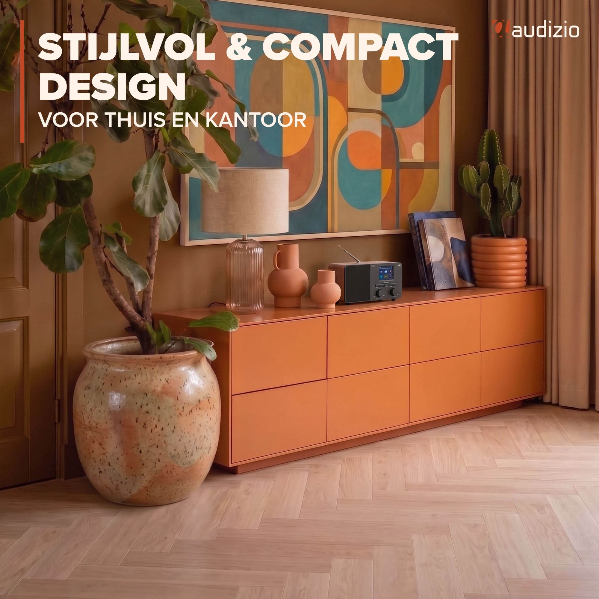 Ein orangefarbenes Sideboard mit Radio und Lampe steht in einem stilvollen Zimmer mit Text.