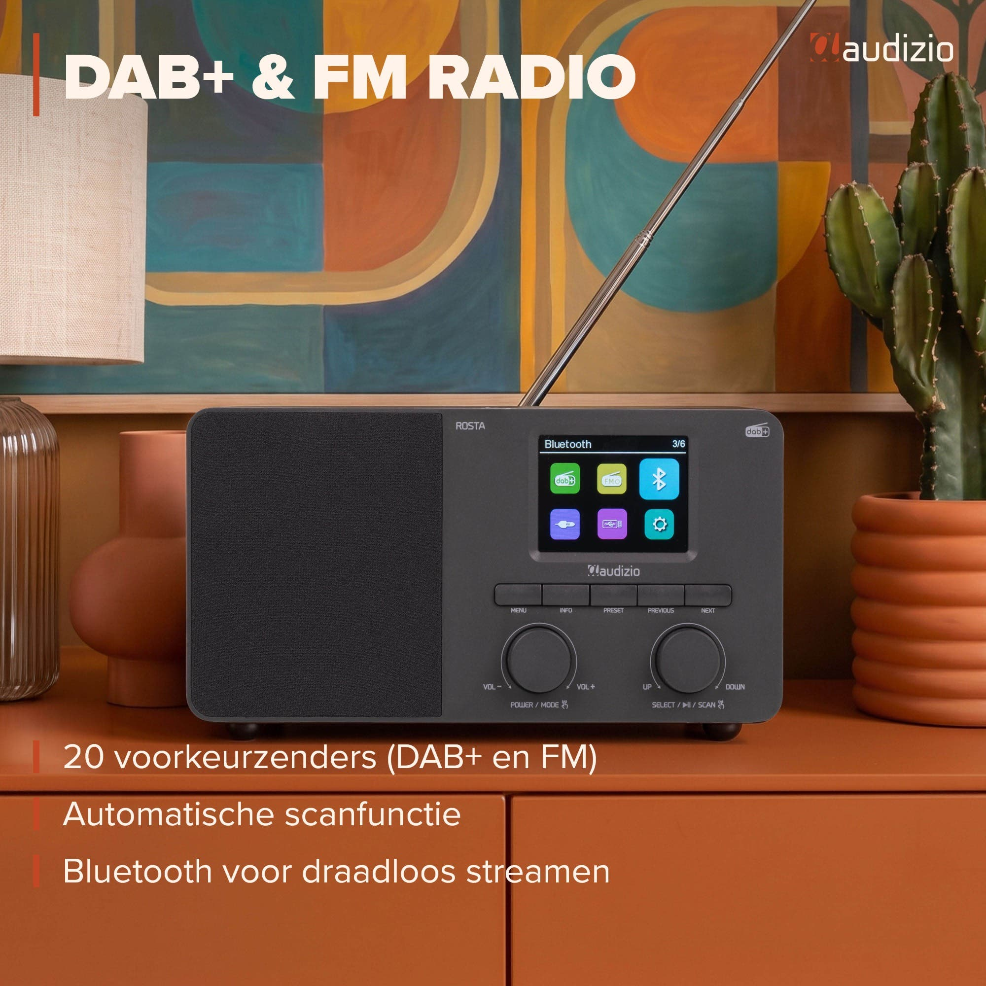 Ein graues Audizio DAB+ und UKW-Radio mit digitalem Bildschirm, Knöpfen und Antenne auf Holzoberfläche.