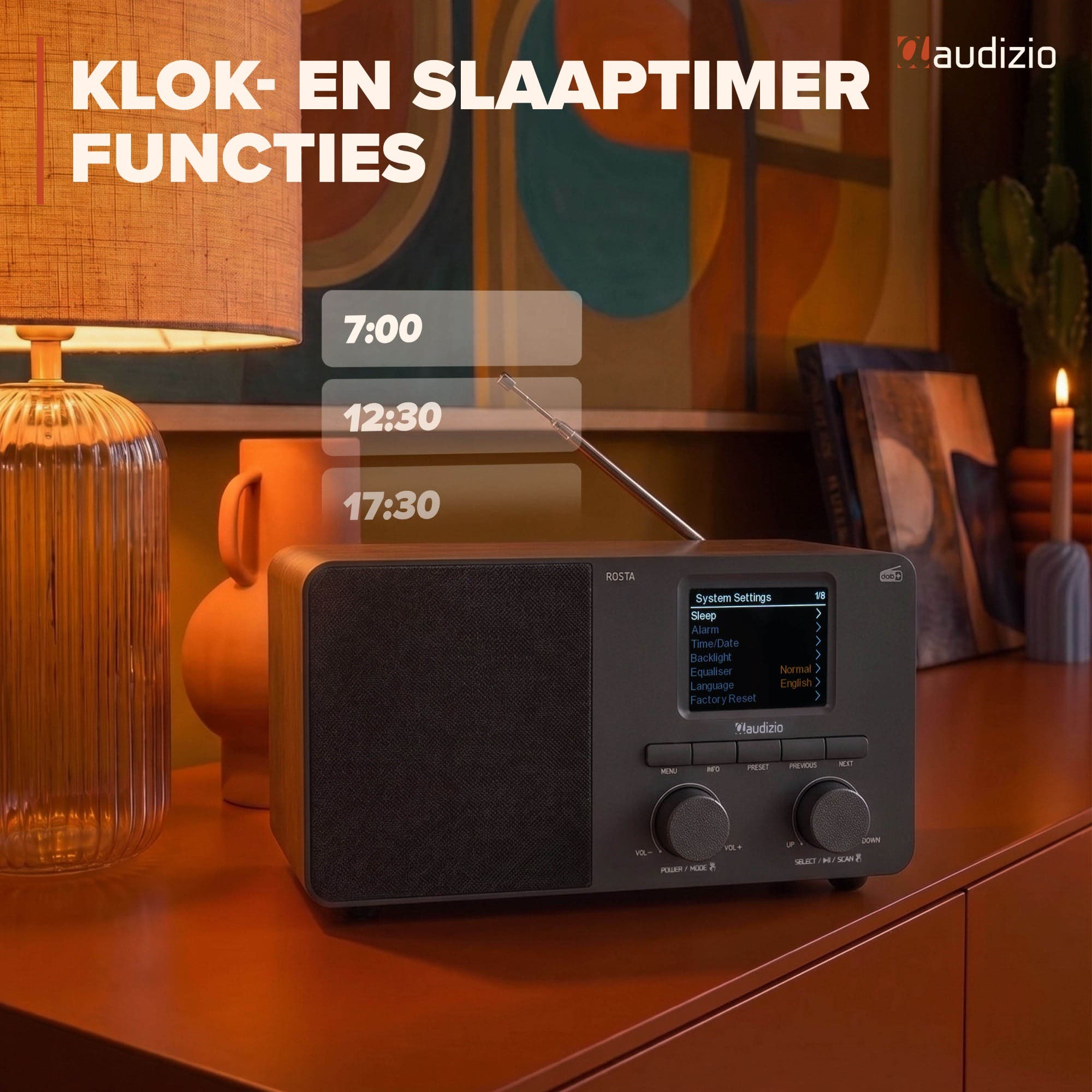 Audizio Digitalradio mit Display auf einem orangefarbenen Tisch, im Hintergrund Lampe und abstrakte Kunst.