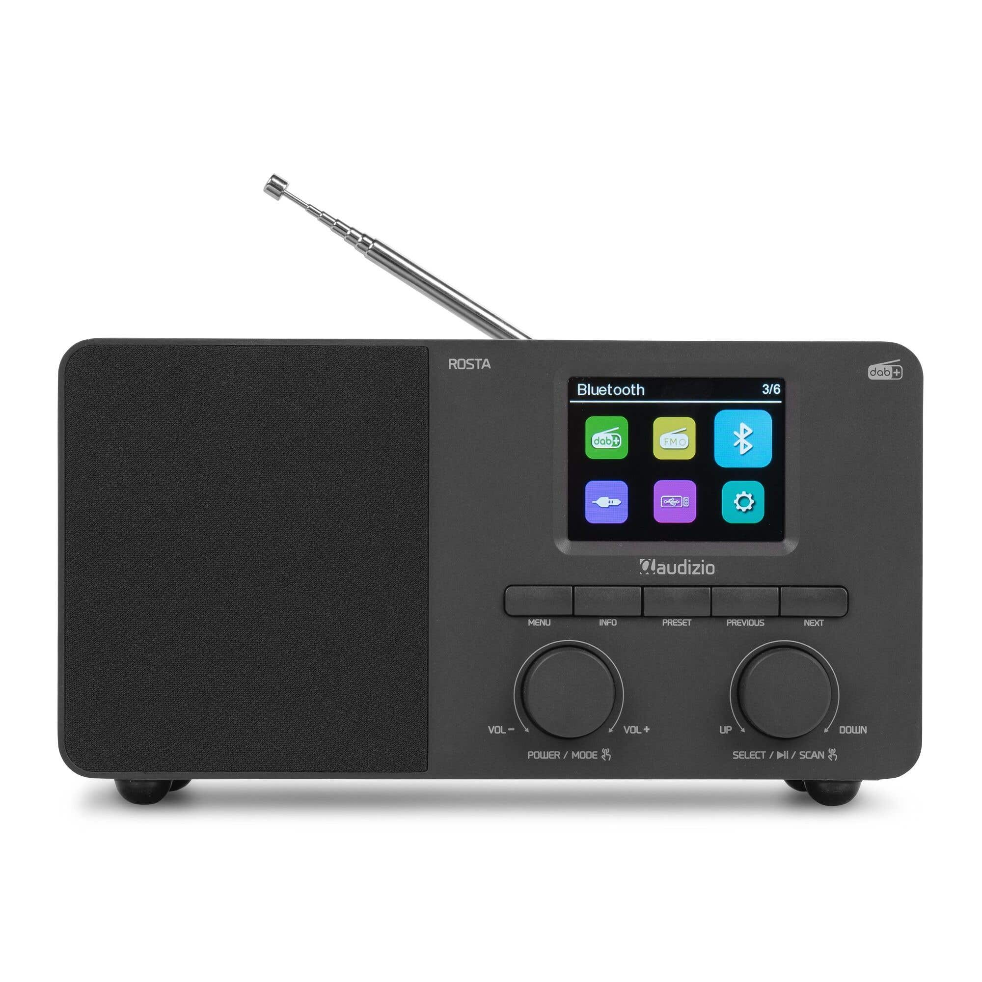 Ein schwarzes tragbares Radio mit Antenne, digitalem Farbbildschirm, Steuertasten und zwei Drehknöpfen vor weißem Hintergrund.