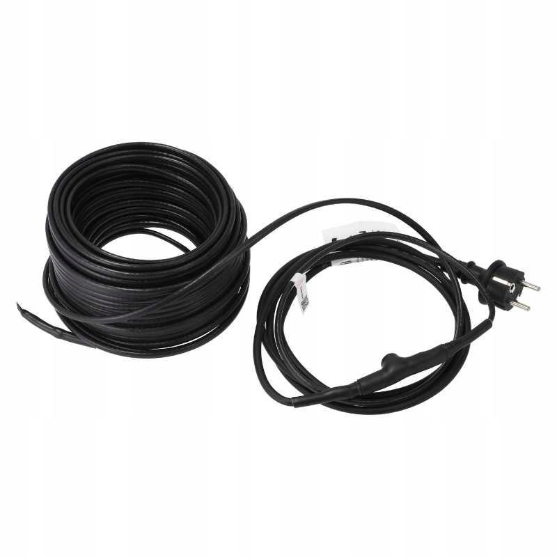 Czarny kabel elektryczny zwinięty po lewej stronie z wtyczką po prawej na białym tle.