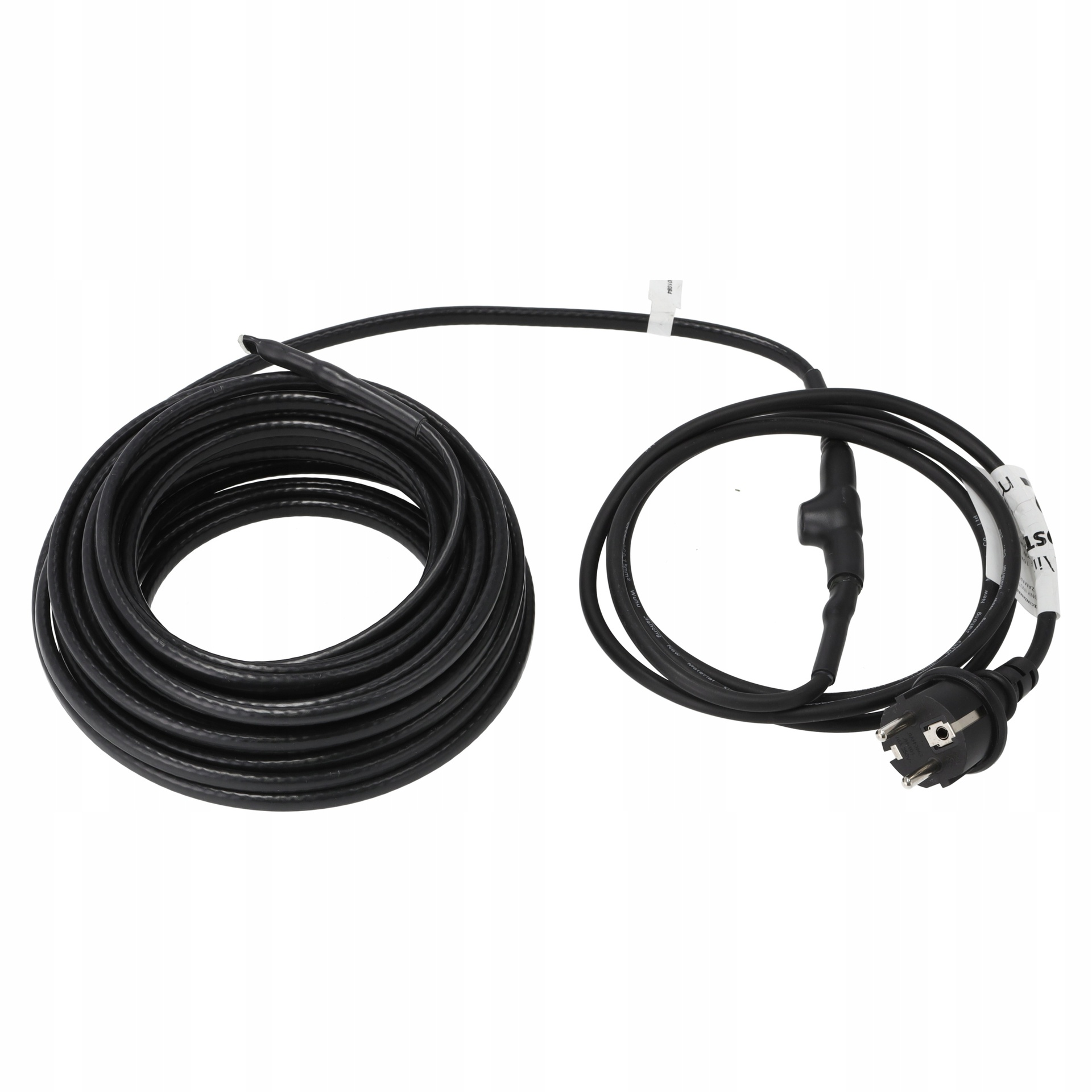 Zwinięty czarny kabel elektryczny z wtyczką na białym tle.