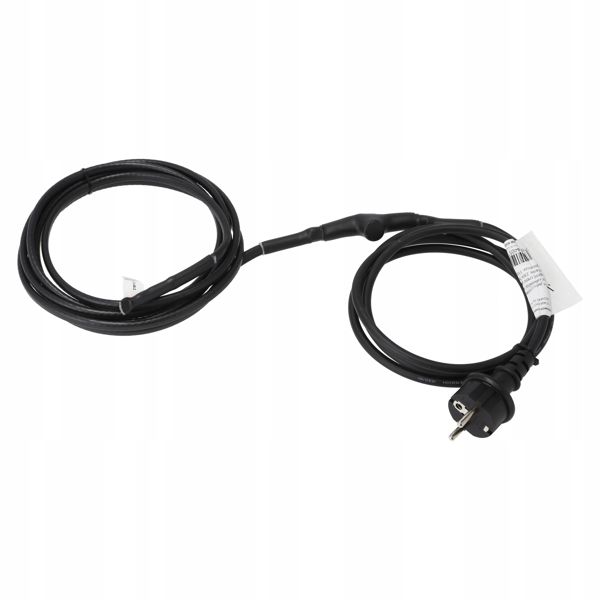 Czarny, zwinięty kabel elektryczny z wtyczką i etykietą na białym tle.