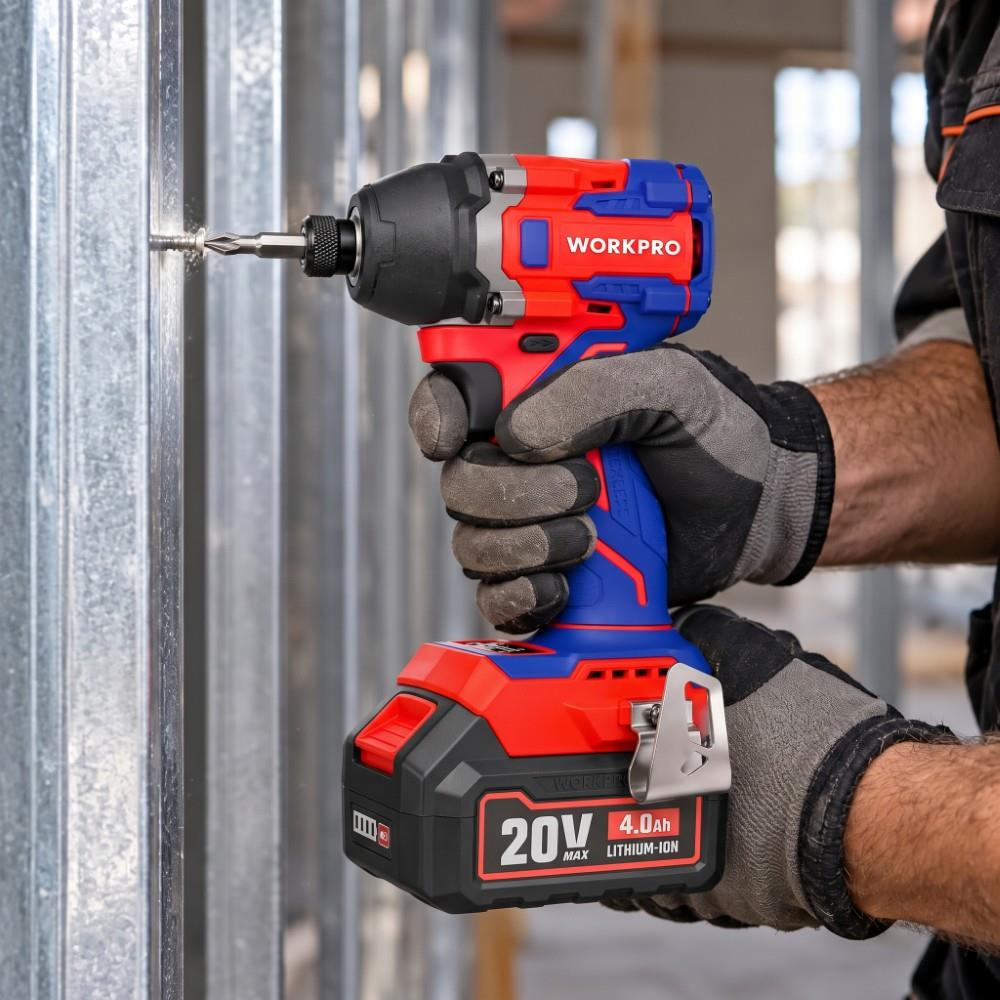 Eldivenli bir işçi kırmızı ve mavi 20V WORKPRO matkabı tutarak metal duvara vida sürüyor.