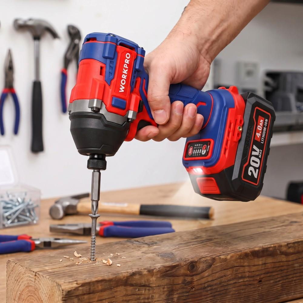 Bir kişi kırmızı ve mavi Workpro 20V akülü darbeli matkapla ahşap bloğa vida sıkıyor.