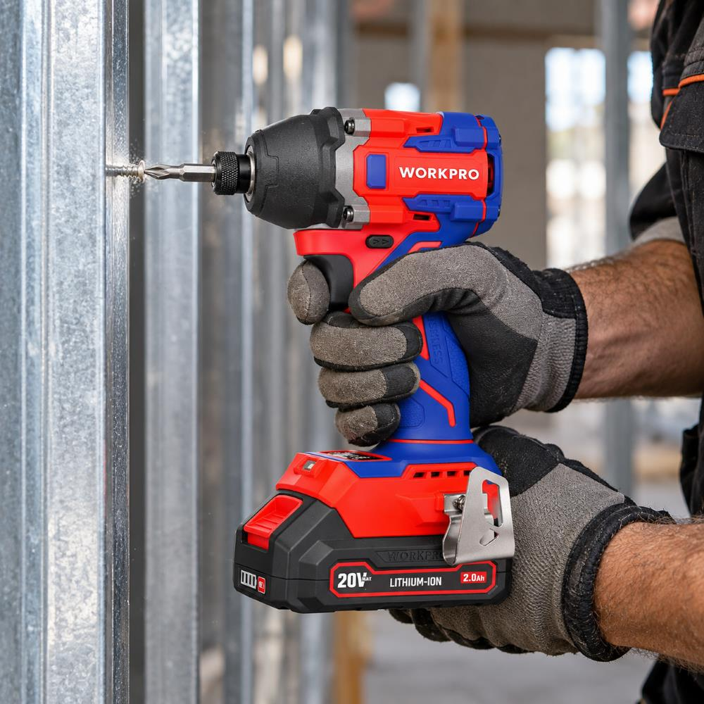 Eldivenli bir işçi kırmızı ve mavi Workpro akülü darbesi tornavidayı tutarak vidalama yapıyor.