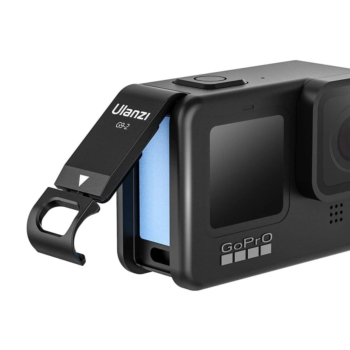 Een zwarte GoPro-camera met open batterijklep, met een blauwe batterij erin en het opschrift Ulanzi G9-2.