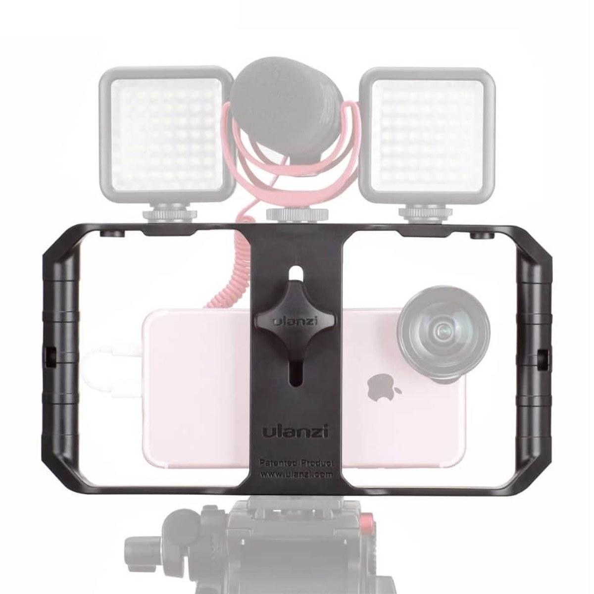 Een zwarte Ulanzi smartphone rig met roze telefoon, twee LED-lampjes, een microfoon en een externe lens.