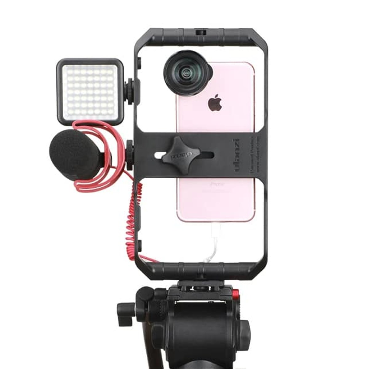 Smartphone in houder met lens, LED-lamp en microfoon op statief.