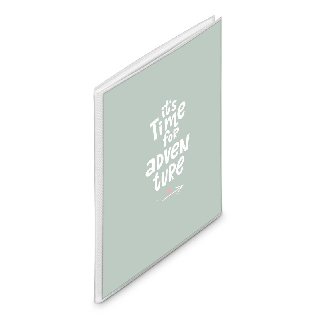 Ein hellgrünes Notizbuch mit dem weissen Text "It's Time For Adventure" auf dem Einband.