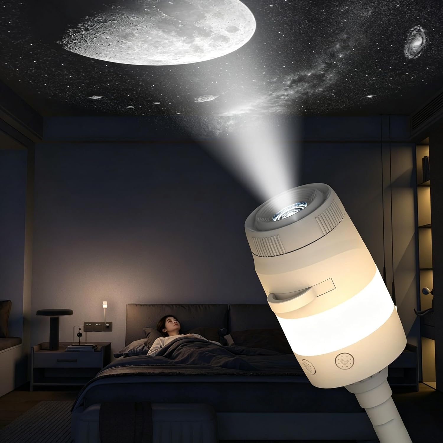 Ein Projektor im Vordergrund wirft eine Mond- und Sternenlandschaft an die Schlafzimmerdecke über einer schlafenden Person.