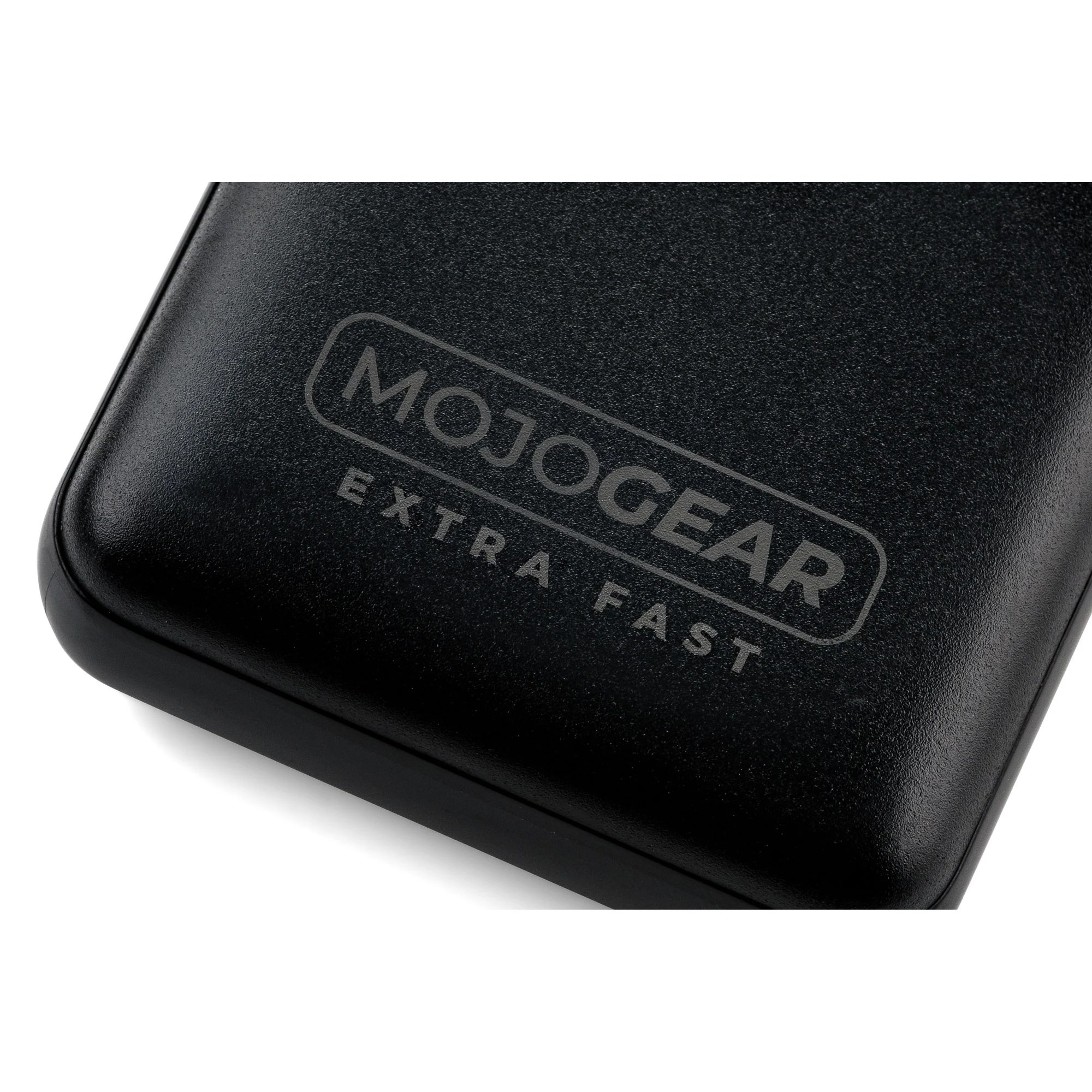 Logo noir Mojogear Extra Fast sur une surface texturée.